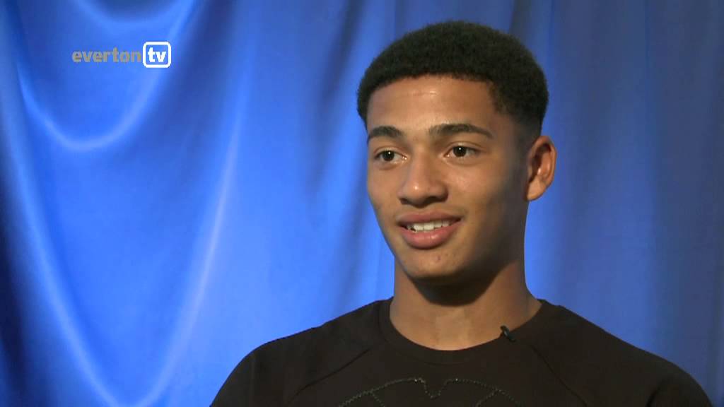 Tyias Browning. Zagueiro de 25 anos nascido na Inglaterra. Formou-se no Everton, foi convocado para as seleções sub-17 e sub-21 e se destacou no Sunderland. Foi para o Guangzghou Evergrande em 2019 e aproveitou o fato de ter um avô chinês para obter a cidadania do país asiático. A Fifa ainda não o liberou para jogar pelo novo país. Seu nome chinês:  Jiang Guangtai.