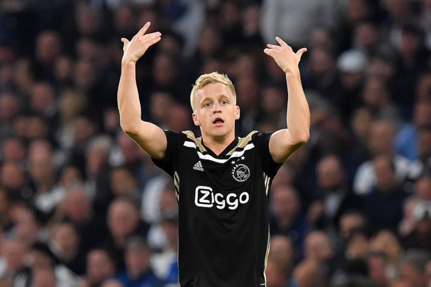 MORNO - O Ajax pode reduzir a pedida por Van de Beek para o Manchester United. Segundo o “The Times”, os merengues estavam próximos de pagar 55 milhões de euros (R$ 309 milhões), mas os Red Devils querem contratar o atleta por 40 milhões de euros (R$ 224 milhões).