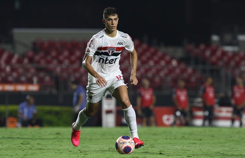 FECHADO! - O meia-atacante Vitor Bueno assinou sua rescisão de contrato com o São Paulo e deixa o clube paulista após duas temporadas. O vínculo do jogador se encerraria no final de 2023, e agora ele está livre para acertar com outro time.
