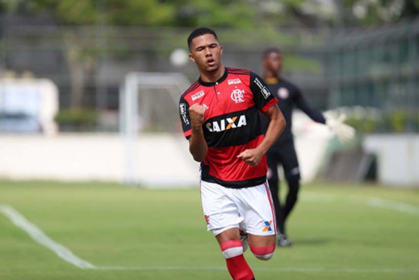 Vitor Gabriel (atacante) - Ainda sem sacramentar a venda, o Flamengo pode receber R$ 10 milhões pela transferência de Vitor Gabriel ao Braga, de Portugal, onde está emprestado desde janeiro de 2020. O clube tem até o fim deste mês para decidir se compra o jovem centroavante de 21 anos.