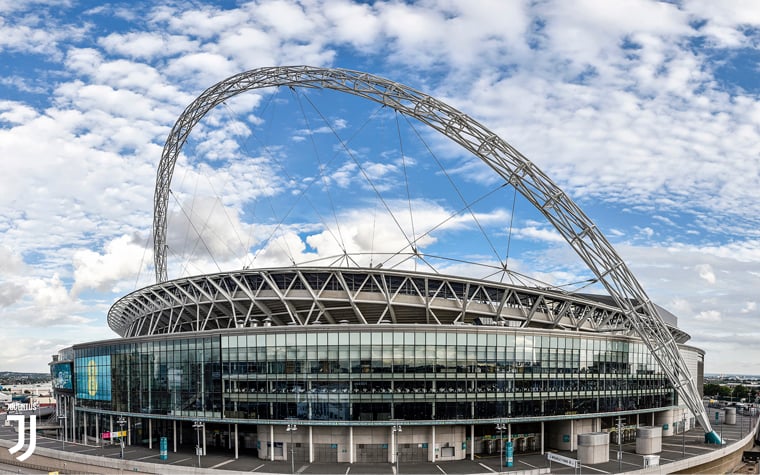 O Wembley é o principal estádio da Inglaterra e recebe os jogos mais importantes do país. Seu formato não tem um padrão definido, com uma espécie de ‘alça’ na parte de cima.
