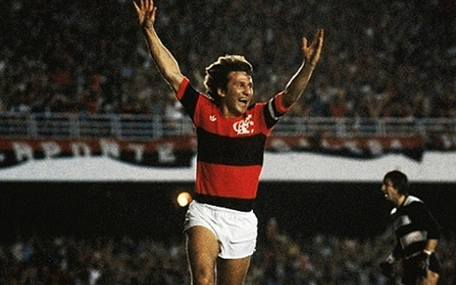 O camisa 10 do Flamengo foi protagonista nas conquistas da Libertadores da América e do Mundial de Clubes. Maior artilheiro da história do Flamengo com 509 gols, o jogador ainda foi marcante na Seleção Brasileira mesmo sem levantar uma Copa do Mundo.