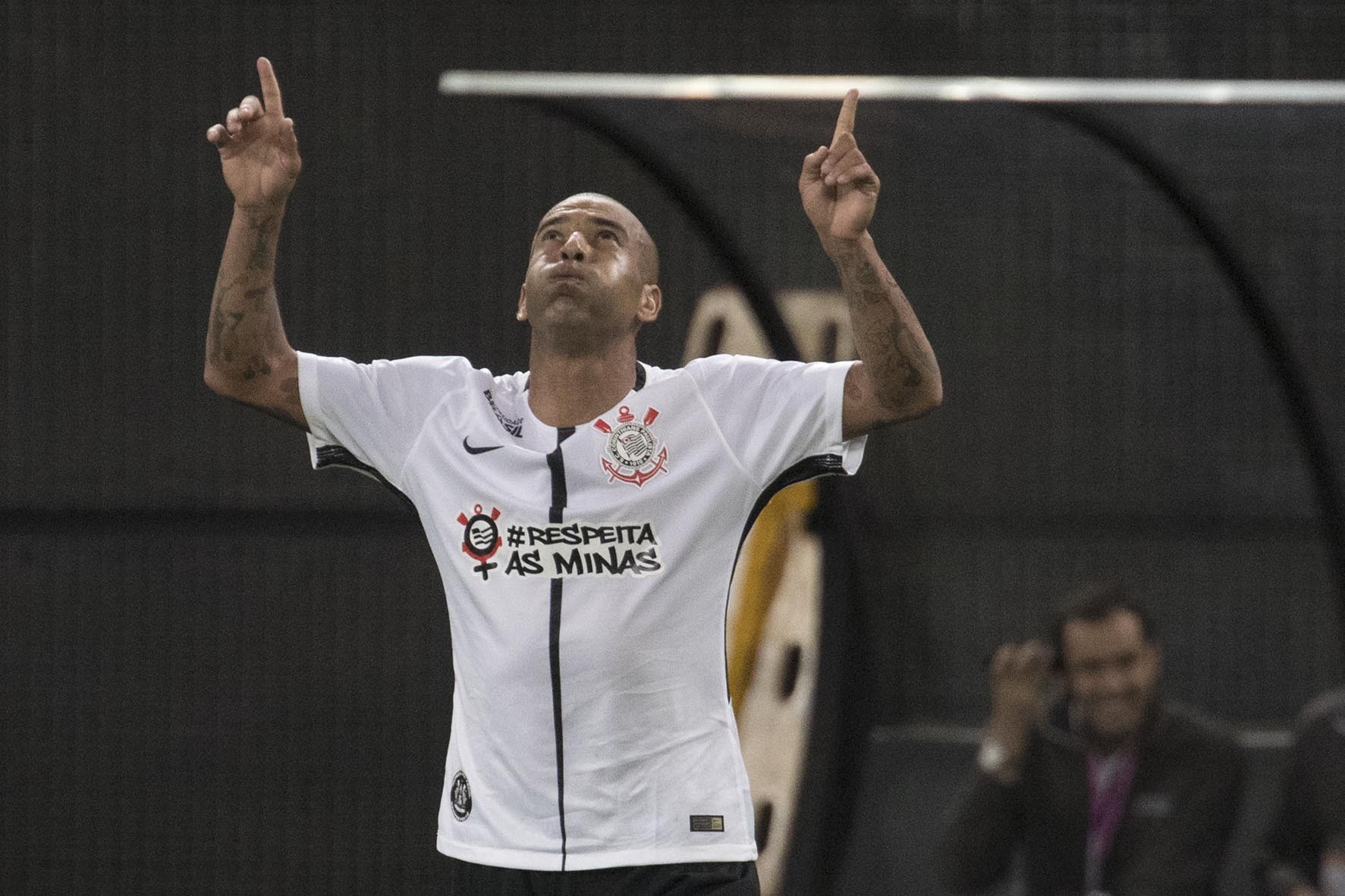 Emerson Sheik publicou um vídeo carregando a camisa que ele usou na final do Mundial de Clubes de 2012, contra o Chelsea. 