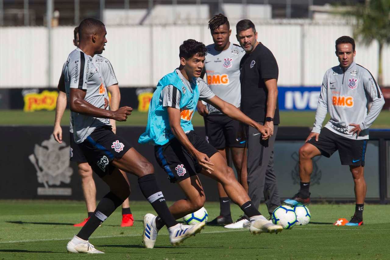O zagueiro Caetano está emprestado ao Oeste até janeiro de 2021. Seu contrato com o Corinthians termina em fevereiro de 2024.