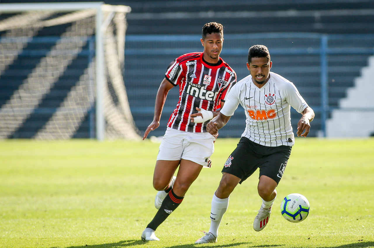 FECHADO - O lateral-esquerdo Rael acertou com o Cianorte para a disputa do Campeonato Paranaense 2021. O ex-jogador do Corinthians assinou contrato em definitivo com o clube até o final da temporada.