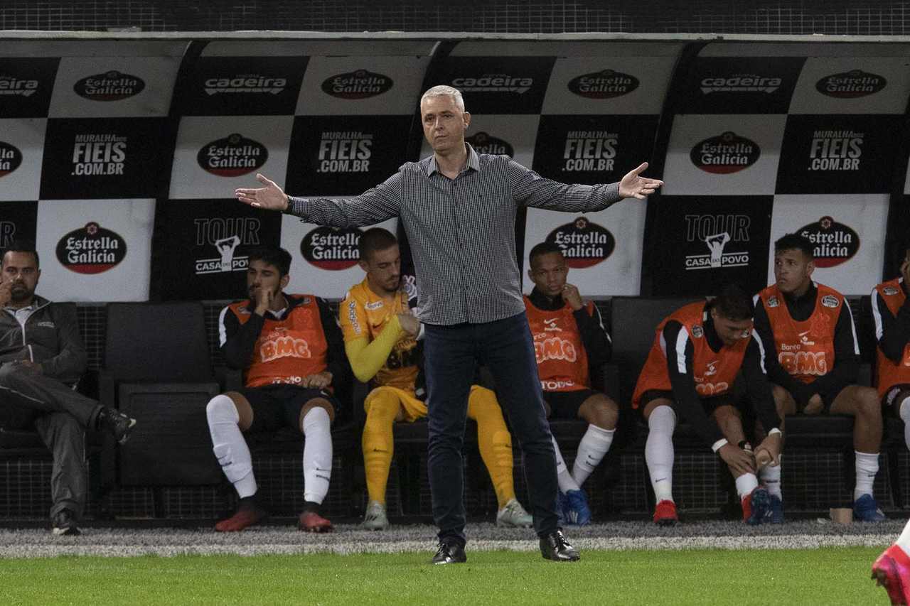 FECHADO: Acabou a passagem de Tiago Nunes como treinador do Corinthians. O comandante foi informado do seu desligamento nesta sexta-feira, depois da derrota para o Palmeiras, por 2 a 0, na Neo Química Arena. 