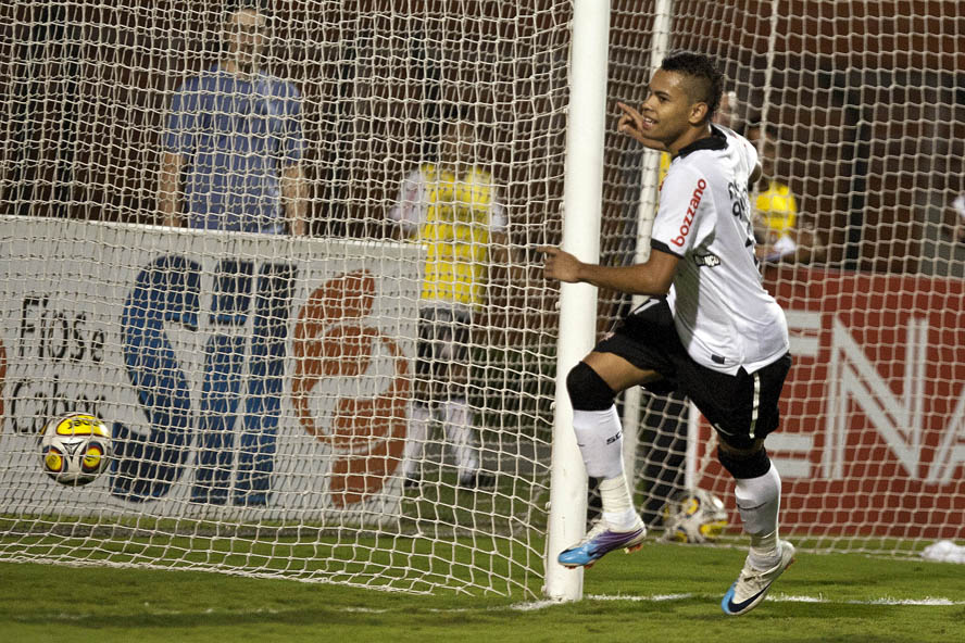 Dentinho - Marcou gols em três edições: 2007, 2009 e 2010 - 12 gols