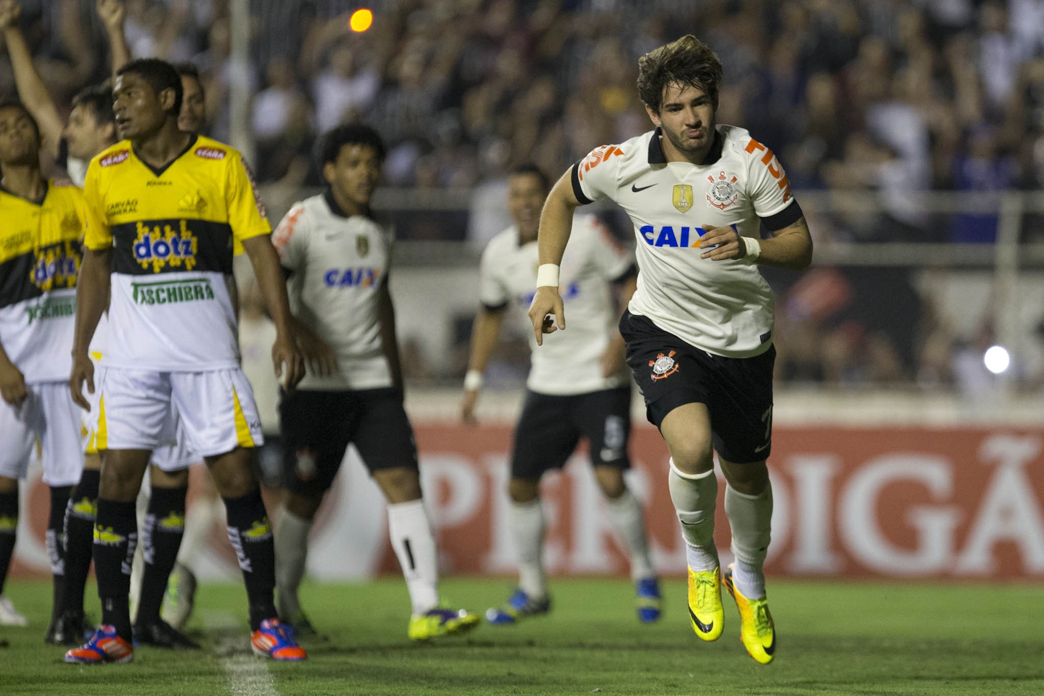 Alexandre Pato foi contratado em 2013 pelo Corinthians com status de estrela, afinal, vinha do badalado Milan, da Itália, onde ficou por cinco anos. No entanto, no Parque São Jorge a história não foi de amor: 62 jogos, 17 gols marcados, uma cavadinha diante do Grêmio nas quartas da Copa do Brasil e a insatisfação de grande parte da torcida alvinegra.