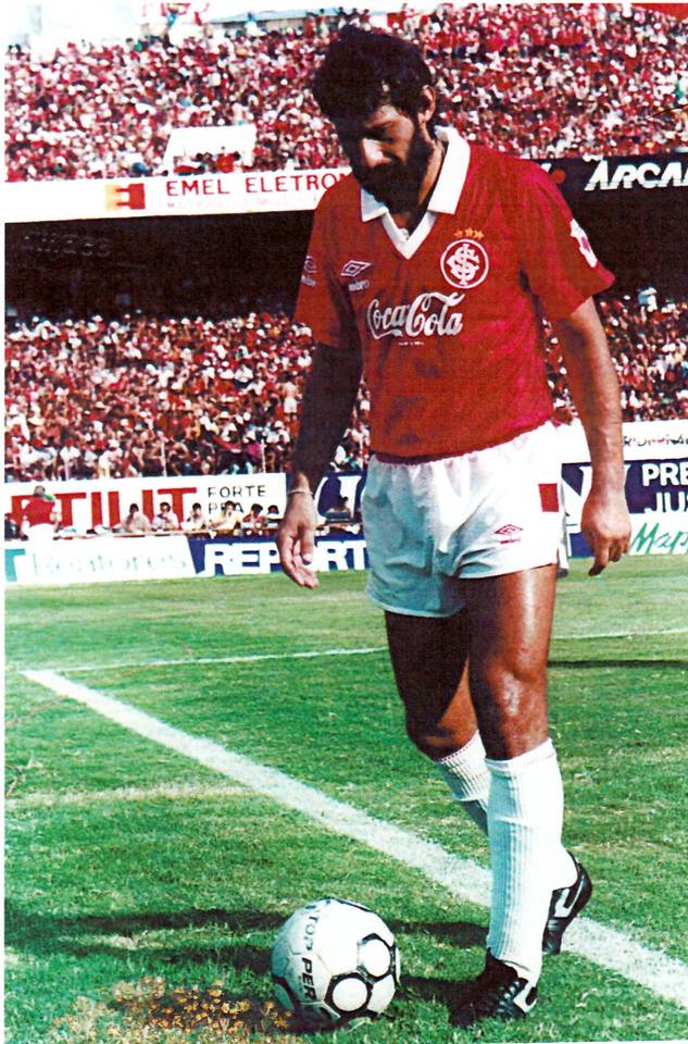 Aguirregaray - Grande zagueiro uruguaio da década de 80, atuou no Palmeiras e no Internacional no futebol brasileiro. No Colorado, foi vice-campeão brasileiro de 88. Aguirregaray defendeu a seleção uruguaia nas Copa América de 1987 e 1995, conquistando o título em ambas.