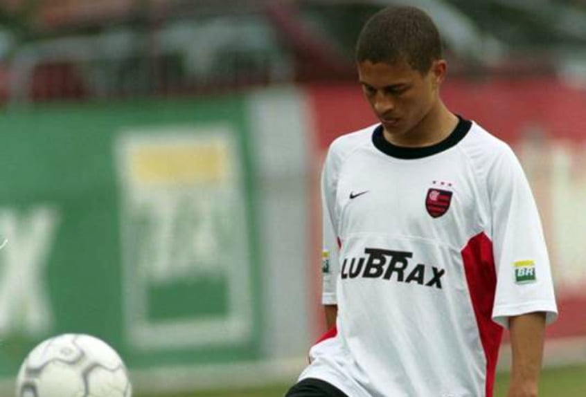 Alex (2000) - Contratado como estrela aos 22 anos, o meia já tinha passagens pela Seleção Brasileira, mas não conseguiu desempenhar o seu melhor futebol e atuou por apenas dois meses no Flamengo (outubro e novembro de 2000). Foram só 12 partidas e três gols marcados.