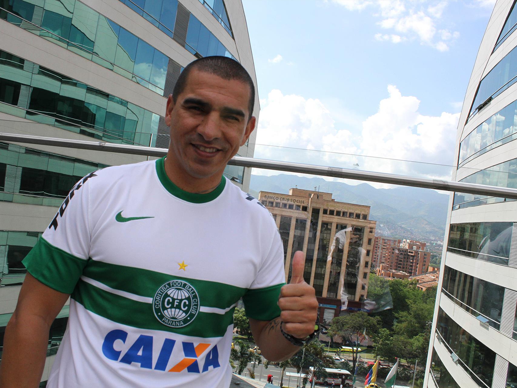 3º - Aristizábal - colombiano - 48 gols em 117 jogos - clubes que defendeu: Santos, São Paulo, Cruzeiro, Vitória e Coritiba