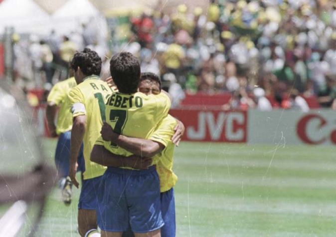 Ao lado de Romário, Bebeto fez uma das duplas de ataque de maior sucesso na história da Seleção Brasileira em 1994, ajudando o Brasil a conquistar o tetracampeonato mundial. O camisa 7 disputou 76 partidas pelo Brasil.