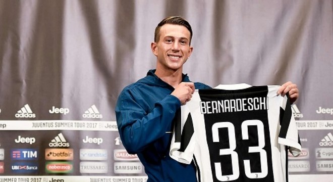 MORNO - O meio-campista Federico Bernardeschi, da Juventus, pode estar vivendo os últimos dias como atleta da Bianconeri. O jogador, que viveu altos e baixos pelo clube italiano, entrou na mira do Arsenal para a próxima temporada e pode se mudar para a Terra da Rainha, segundo o 'The Sun'.