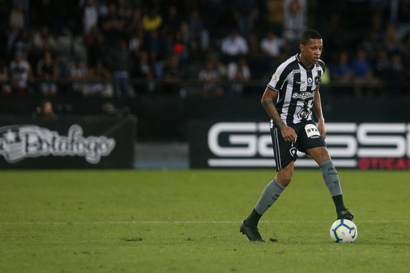 MORNO: sem espaço com Paulo Autuori, o volante Gustavo Bochecha tem sondagens para deixar o Botafogo. Um empréstimo do jogador de 23 anos não é visto com maus olhos pela diretoria.