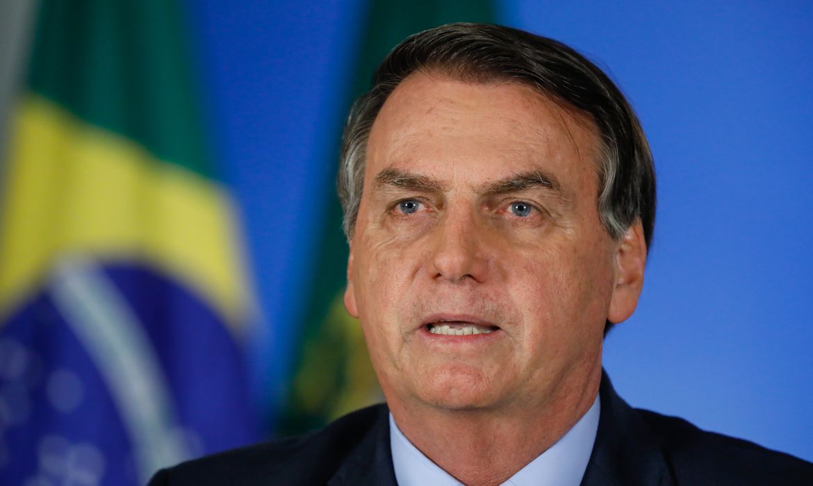 Em live na quinta-feira passada, o presidente da República, Jair Bolsonaro, voltou a defender a volta do futebol no Brasil, garantindo que o Ministério da Saúde "pode dar parecer favorável neste sentido", mas sem a presença de público. Além disto, fez um apelo ao prefeito do Rio, Marcelo Crivellla, em relação ao Campeonato Carioca: "Os jogadores querem. O que interessa é isso: os jogadores querem voltar a jogar. E afinal de contas, não sabe até quando vai esta pandemia e todo mundo pede por isso aí. O esporte é vida, é saúde. Espero que o Marcelo Crivella resolva autorizar a volta do Campeonato Carioca. Espero que o mesmo aconteça nos demais estados".