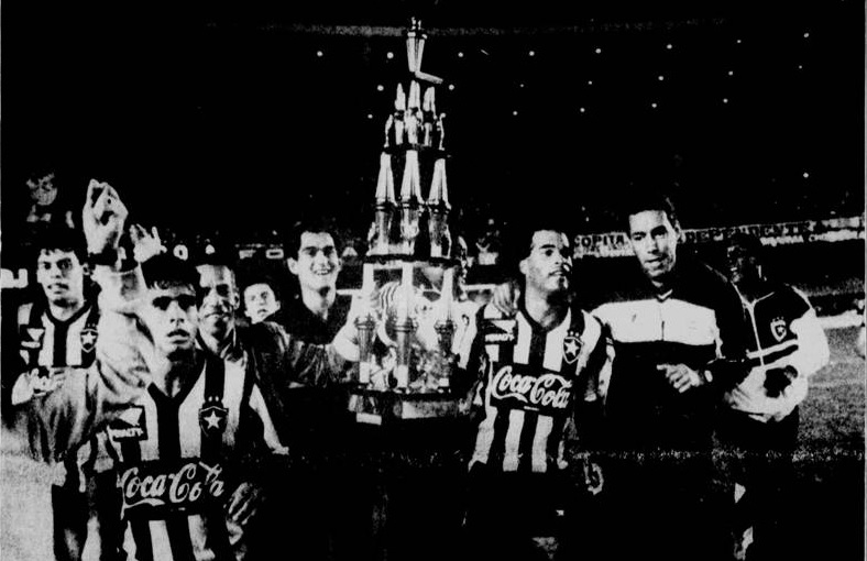 1990 - Em meio a confusões de dirigentes sobre o regulamento do Carioca, Botafogo e Vasco partiram para a decisão. Após uma partida bem acirrada, Valdeir lançou e Carlos Alberto Dias finalizou para a rede, decretando a vitória por 1 a 0. Ao fim do jogo, o Glorioso celebrava e dava volta olímpica com uma taça simbólica (a original do Estadual estava no cofre de Eduardo Vianna).