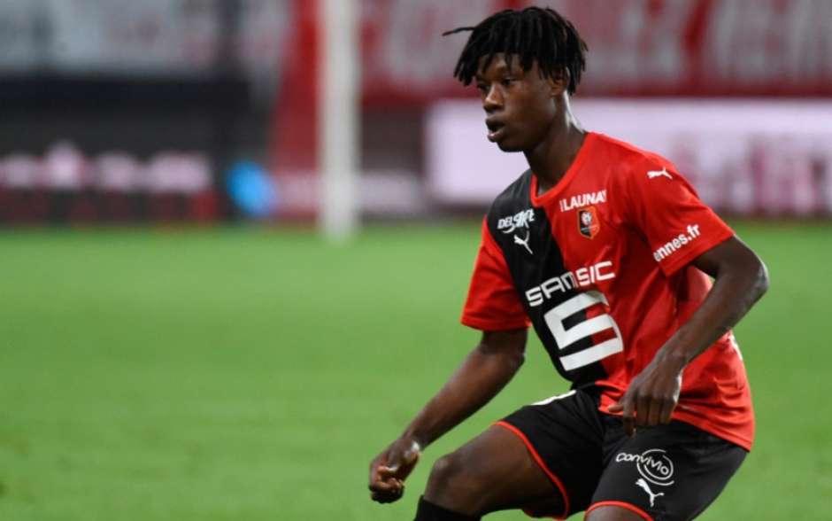 ESQUENTOU - O Real Madrid fez os primeiros contatos com o Rennes pelo volante Eduardo Camavinga, de 17 anos. A informação é do diário “As”, que afirma que Juni Calafat, dirigente merengue, está à frente das negociações.