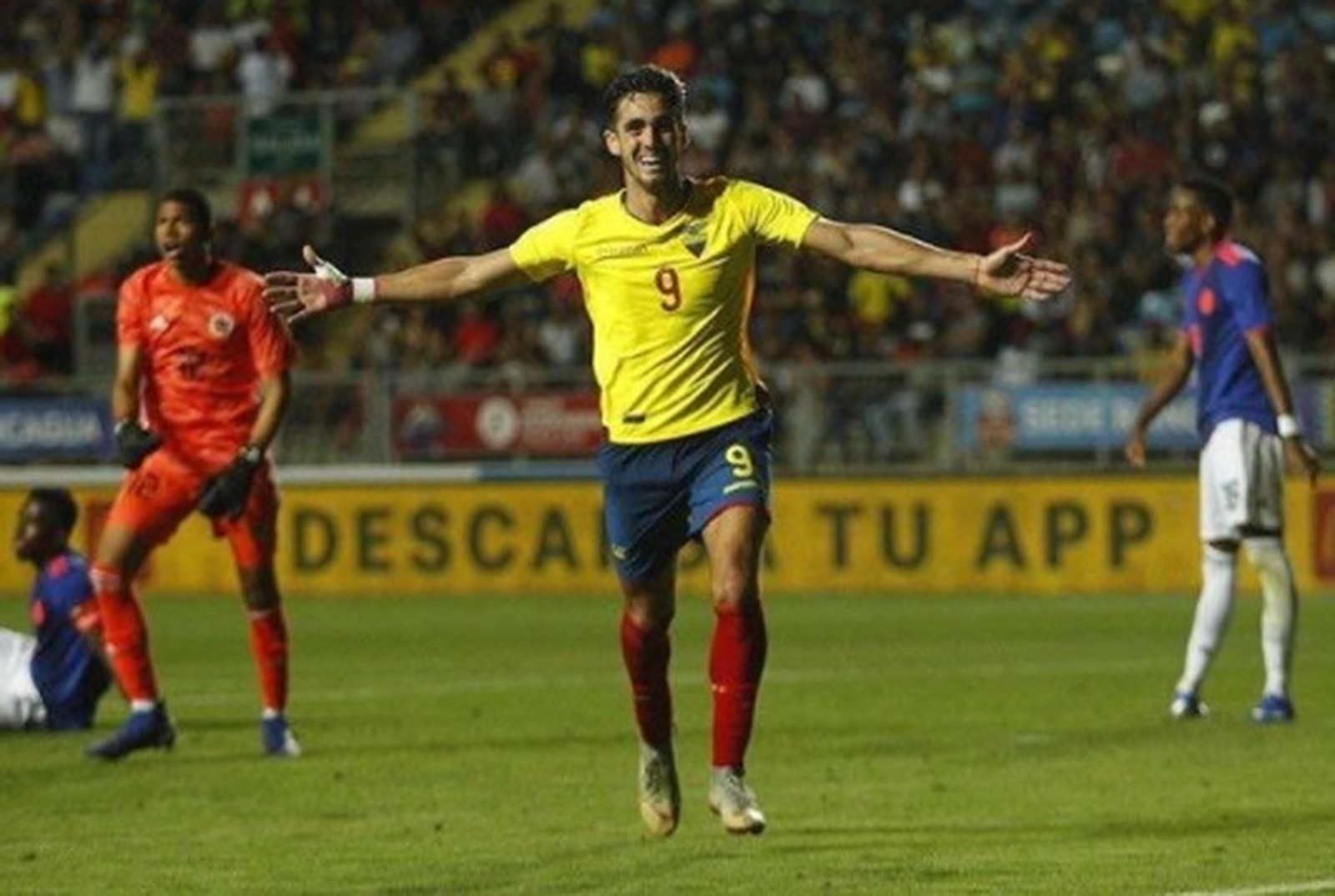 No futebol, Ross McCrorie, da Escócia, Artur Boruc, da Polônia, e Leonardo Campana, do Equador (foto), estão infectados.