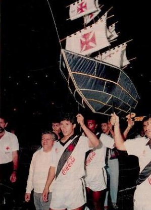 No entanto, tanto Ferj quanto dirigentes do Vasco interpretaram que, caso a equipe perdesse, haveria uma prorrogação de 30 minutos para definir o campeão estadual. Passada meia hora, os jogadores, a pedido do dirigente Eurico Miranda, também deram uma volta olímpica, conduzindo uma caravela de papel presenteada por um torcedor que estava na geral.