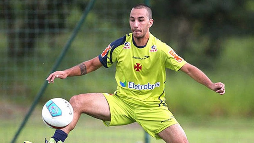 Relevado pelo San Lorenzo e com passagens pela base da seleção argentina, Chaparro também chegou gerando expectativas no Vasco. Porém, entre 2011 e 2012 não correspondeu ao esperado e disputou apenas 10 jogos pelo clube, sem fazer gols. O último clube que defendeu foi o Centro Español, da Argentina, no ano passado.