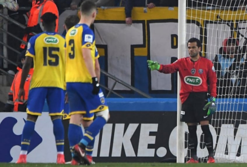 DANIEL ALVES teve seus minutos como goleiro do PSG. Quando o goleiro Trapp foi expulso, o lateral-direito, que tem 1,72m, se prontificou a ir para o gol, mas sequer foi exigido e viu sua os parisienses garantirem a vitória por 4 a 1 sobre o Sochaux, pela Copa da França.