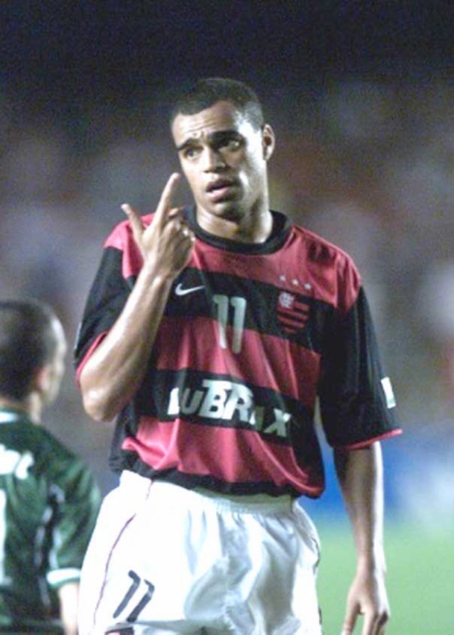 Denilson iniciou sua carreira profissional no São Paulo, onde atuou em 187 oportunidades e fez 62 gols, além de quatro títulos. Ele teve um bom início no Betis, em 98, mas caiu um pouco de produção. Em 2000, quando chegou ao Flamengo por empréstimo, não foi bem. Foram apenas 19 partidas e cinco gols marcados.