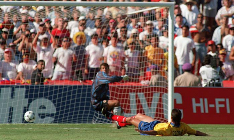 A decepção da Colômbia com a campanha ruim na primeira fase do Mundial culminou em um momento doloroso. Dez dias após ter feito um gol contra na derrota por 2 a 1 para os Estados Unidos (e tirar as chances de classificação de "la cafetera"), Andrés Escobar foi morto a tiros na saída de uma discoteca em Medellín. O assassino foi Humberto Muñoz Castro, guarda-costas e motorista dos irmãos Pedro e Juan Santiago Gallón Henao, que eram traficantes. Atletas da Colômbia relatam que foram ameaçados de morte às vésperas da partida contra os americanos.