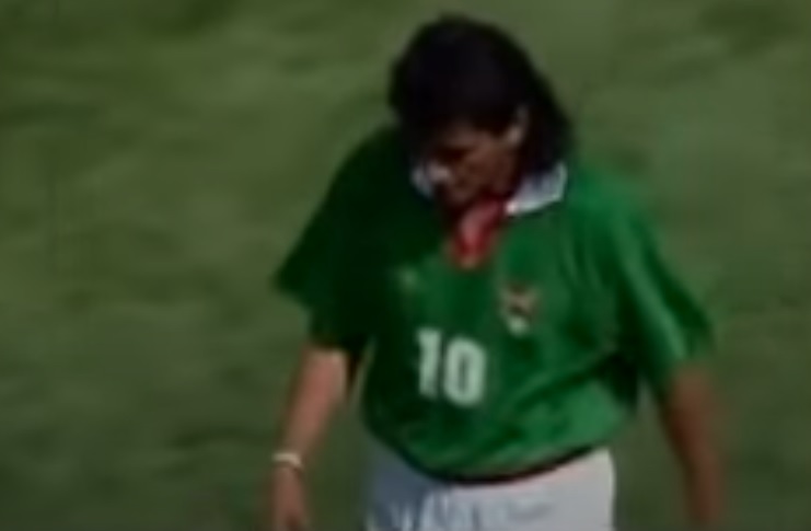 A esperança de gols da seleção da Bolívia na Copa do Mundo se esvaiu rapidamente. Lançado no lugar de Ramallo aos 33 minutos do segundo tempo, "El Diablo" Etcheverry foi expulso três minutos depois, por dar um chute em Matthäus, no revés boliviano para a Alemanha, por 1 a 0, na abertura da Copa do Mundo. O destaque de "La Verde" nas Eliminatórias foi suspenso nos outros dois jogos.