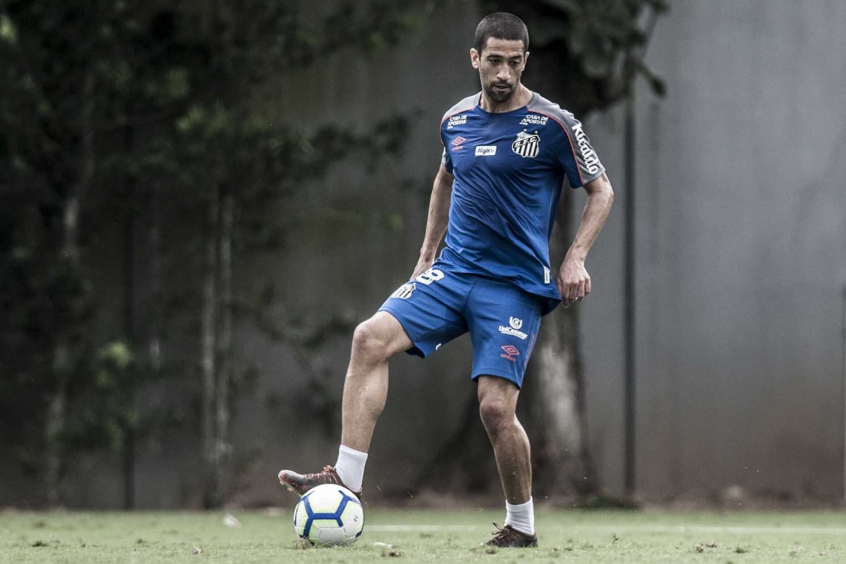 Athletico - Evandro: O Furacão está de olho no meia Evandro, 33 anos, que atualmente tem contrato com o Santos até 30 de junho. A informação foi divulgada pela Gazeta Esportiva. Ele foi revelado nas categorias de base do Athletico, em 2005. 