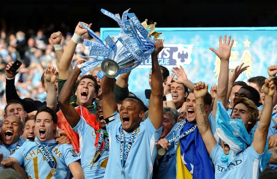 Uma das maiores viradas da história do futebol aconteceu em 2012, na Inglaterra. O Manchester City dependia apenas de si para ser campeão inglês depois de 44 anos. Após abrir o placar, os Citizens levaram a virada contra o QPR e estavam vendo o maior rival – Manchester United – ser campeão. Dzeko empatou o jogo aos 46 minutos e Agüero, hoje maior artilheiro da história do clube, mas que à época fazia sua primeira temporada, virou aos 48 minutos.