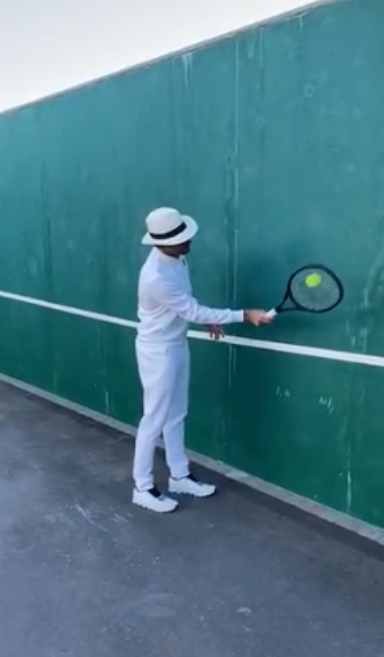 Outro craque do tênis, Roger Federer também lançou um desafio nessa quaretena. O suíço, em frente a uma parede, se posiciona lateralmente e com a raquete e a bolinha produz inúmeros voleios contra a parede.  