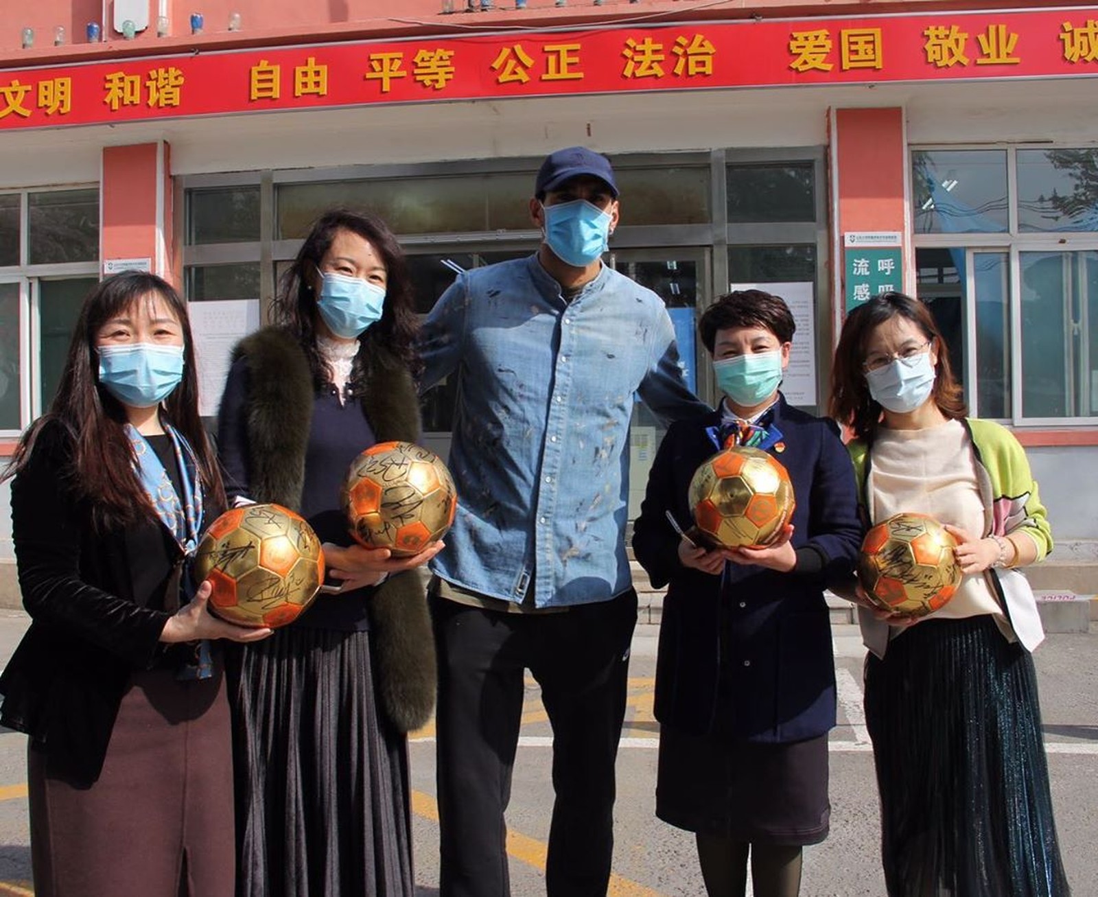 O jogador belga Marouane Fellaini, do Shandong Luneng, ficou internado por três semanas e recebeu alta após ter sido contaminado com coronavírus.