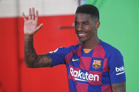 ESQUENTOU - Já segundo informações da Itália, a Atalanta está perto de acertar o empréstimo do lateral-esquerdo Junior Firpo, que não teve muito espaço no clube catalão diante da boa forma de Jordi Alba. De acordo com o "Tuttomercato", o time de Bérgamo deve fechar a cessão por 2 milhões de euros (R$ 12 milhões), além de uma opção de compra de 18 milhões de euros (R$ 112 milhões).