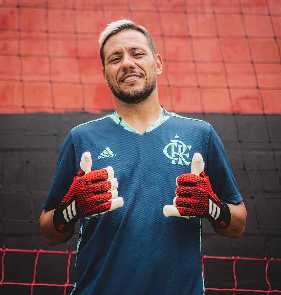 ESQUENTOU - Diego Alves está em contagem regressiva para deixar o Flamengo. Ao menos este é o cenário de hoje, cujo destino do goleiro está na iminência de ser longe do clube, uma vez que as partes não se acertaram após o Rubro-Negro apresentar uma nova proposta - a informação inicial é do "UOL" e foi confirmada pelo LANCE!. Restam três jogos até o fim do contrato.