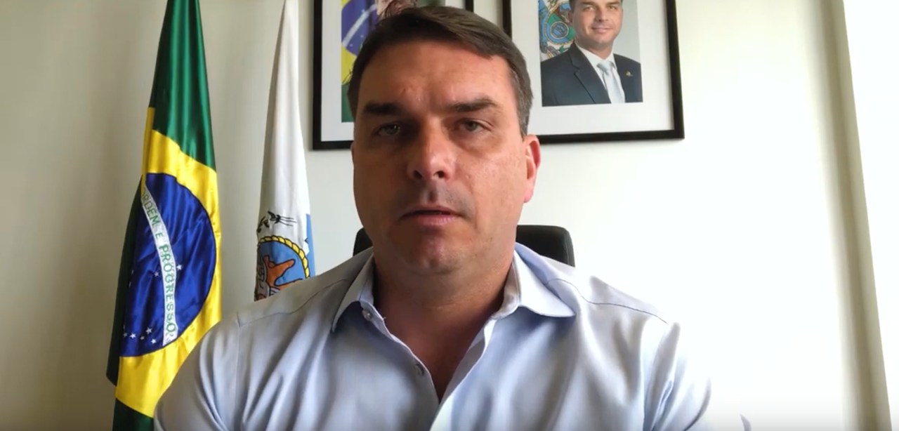 FLÁVIO BOLSONARO - Primogênito de Jair, o senador pelo Rio de Janeiro é torcedor do Vasco. 