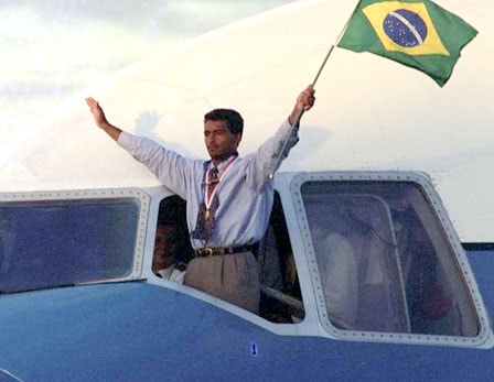 Romário, que "prometeu" trazer o tetra para a torcida brasileira, foi para a janela assim que o avião desembarcou no Brasil.