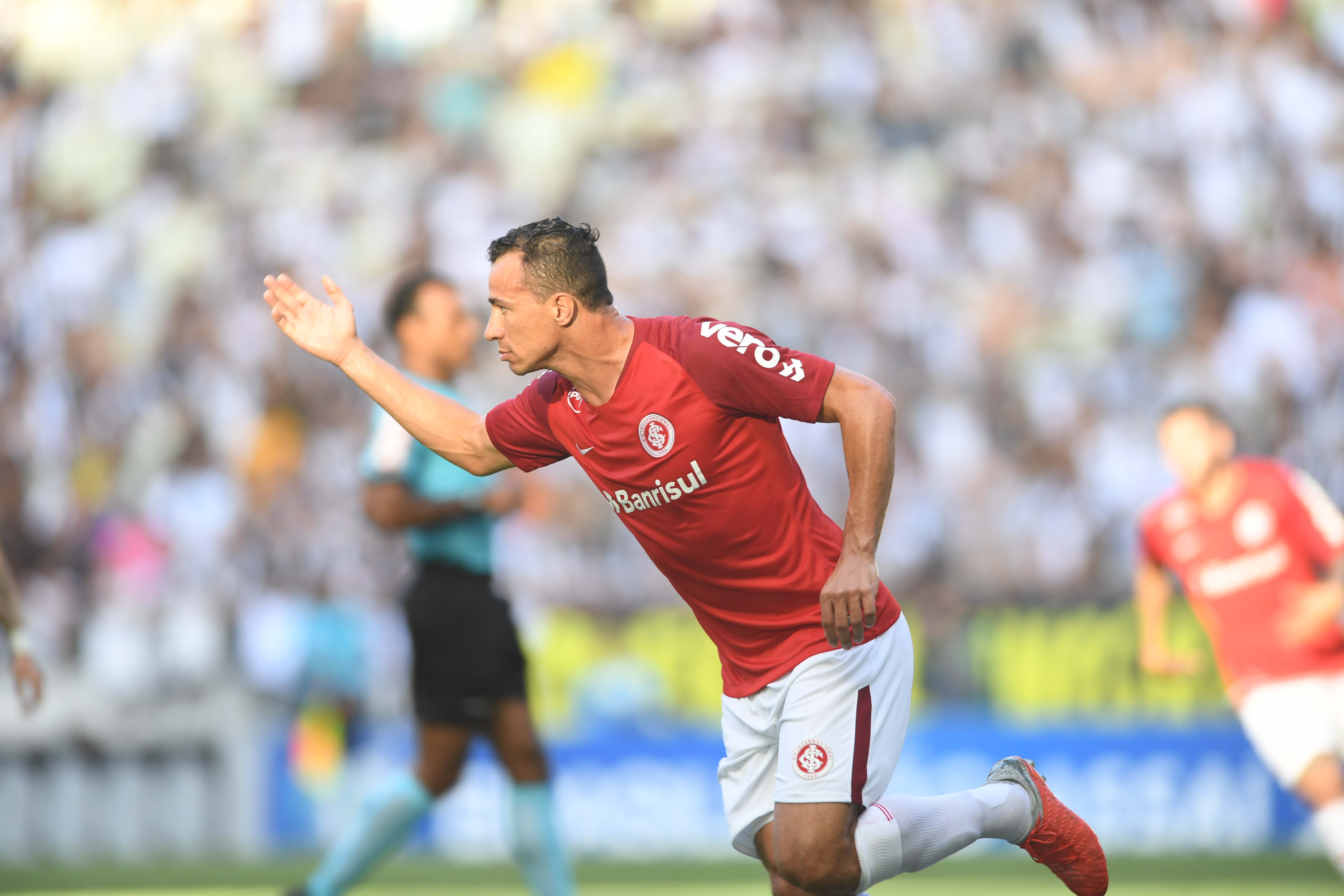 Leandro Damião (Internacional) - No dia 21 de março de 2011, Leandro Damião foi convocado pela primeira vez para a Seleção Brasileira, sob o comando do técnico Mano Menezes, em um amistoso contra a Escócia. O atacante do Inter agradou e retornou para disputar o Superclássico. Atualmente, é jogador do Kawasaki Frontale, do Japão.