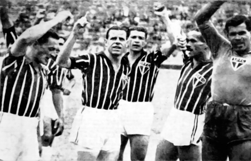 1944 - Santos 1 x 9 São Paulo - A maior goleada do San-São foi pelo Paulista de 1944, no Pacaembu. Os gols foram de Pardal (2), Remo (2), Tim (2), Luizinho (2) e Sastre. Detalhe: na preliminar, os aspirantes do Tricolor venceram o Peixe por 14 a 0. Dia histórico!