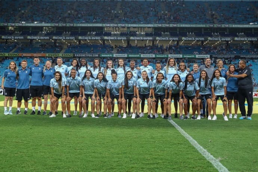 A equipe feminina do Grêmio, que leva o apelido de Gurias Gremistas, está efetivamente apoiando a campanha surgida na internet batizada de Joga Junto FF. A ideia é arrecadar fundos para serem destinados ao Sistema Único de Saúde (SUS) tentando minimizar a possibilidade de um colapso.