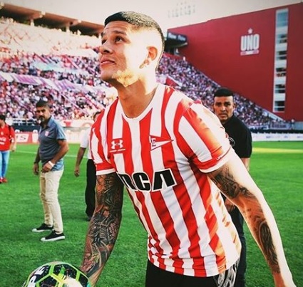 Marcos Rojo, empresto do United para o Estudiantes de la Plata, está na Argentina para o período da quarentena. Ele foi visto jogando cartas com amigos e também praticando futebol em um parque.