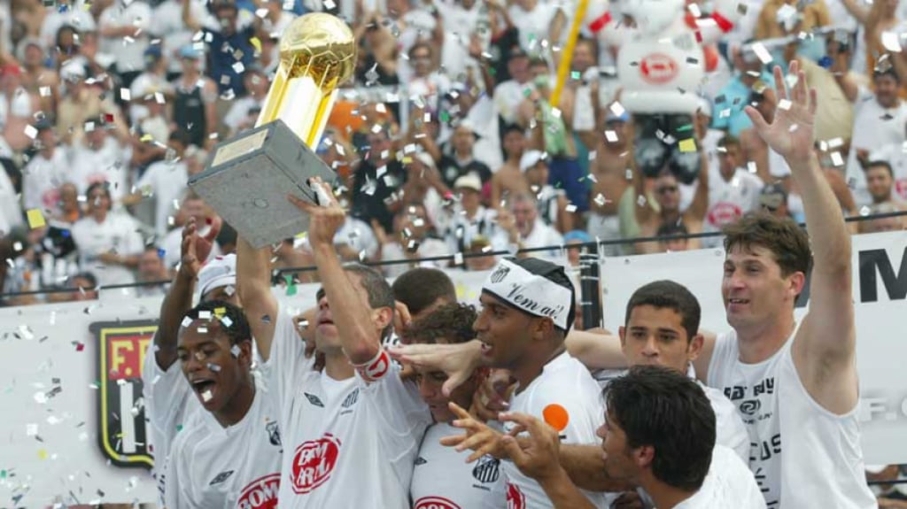 16 anos - Santos - Abrindo os torneios em pontos corridos, o Santos não vence o Brasileirão desde 2004, com Robinho como grande estrela. O Peixe foi o último campeão do Brasileiro em pontos corridos, em 2002, quando Robinho teve Diego ao seu lado.