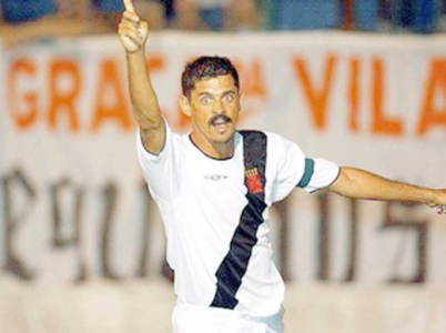 Um dos maiores artilheiros da história do Vasco, sendo um dos símbolos do clube nos anos 90, Valdir deixou São Januário pela primeira vez em 1996, quando foi negociado com o São Paulo. O Bigode voltaria ao Cruz-Maltino somente em 2002, permanecendo até 2004.