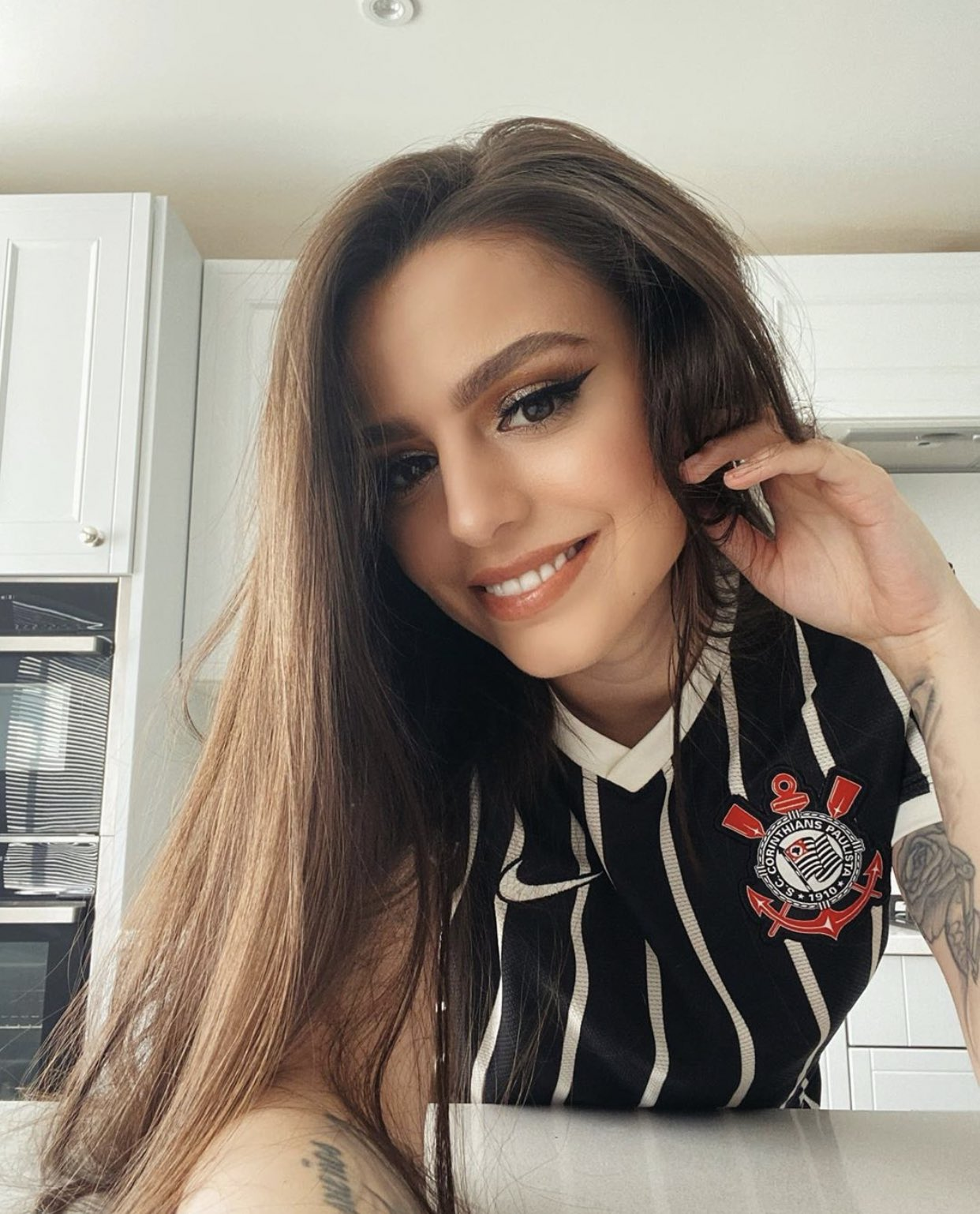 A cantora britânica Cher Lloyd publicou uma foto nas redes sociais com a camisa do Corinthians.