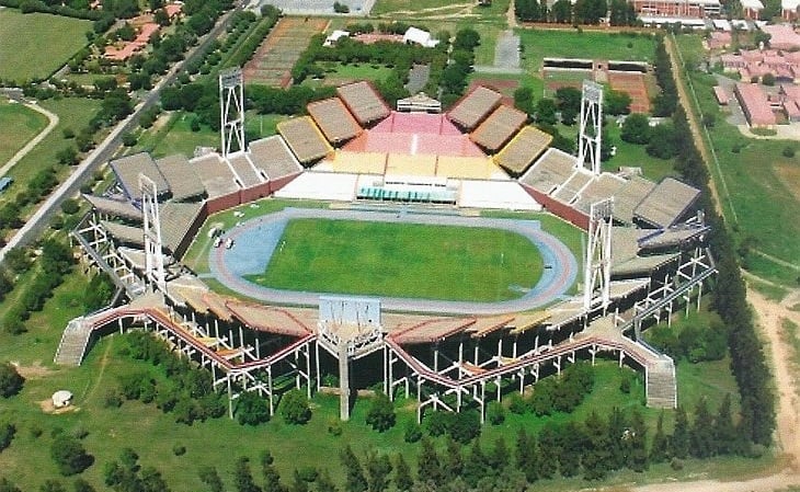 Na África do Sul tem também o “estádio losango”. O Mmabatho chama atenção por sua forma, que tem lances de arquibancada em níveis diferentes.