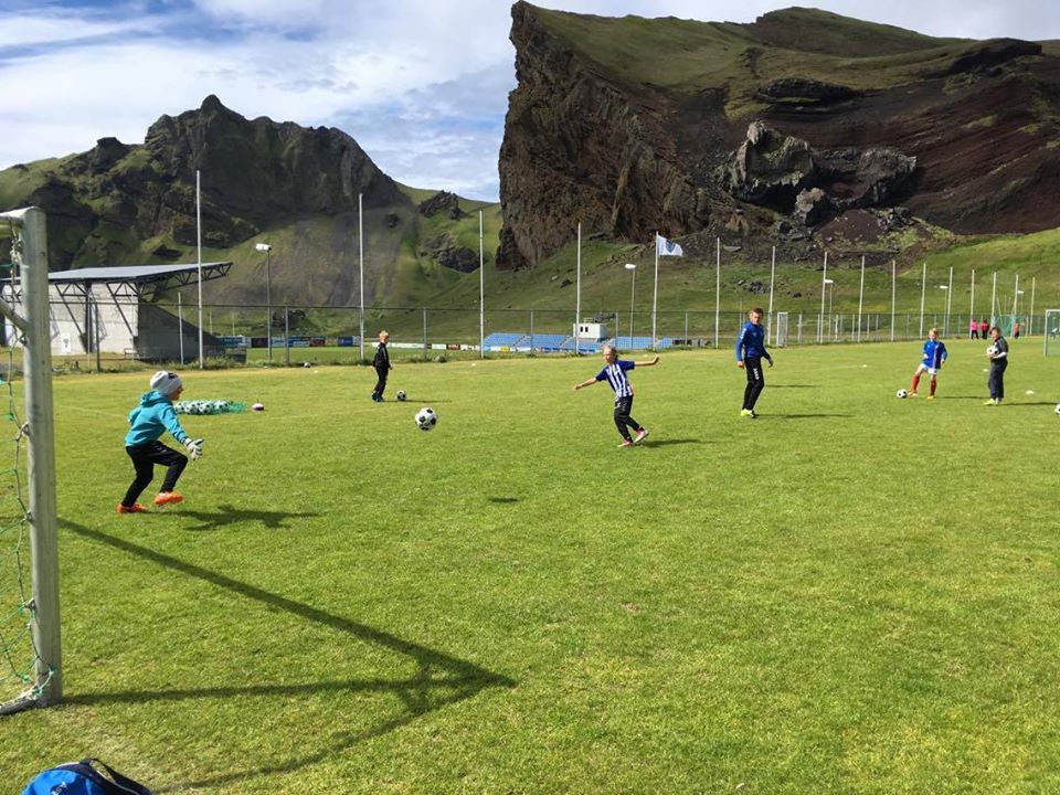 Na Islândia, o Estádio Hásteinsvöllur, que tem capacidade para apenas 2.300 pessoas é rodeado por vulcões. Mas calma, eles são inativos e não apresentam riscos de entrarem em erupção.  