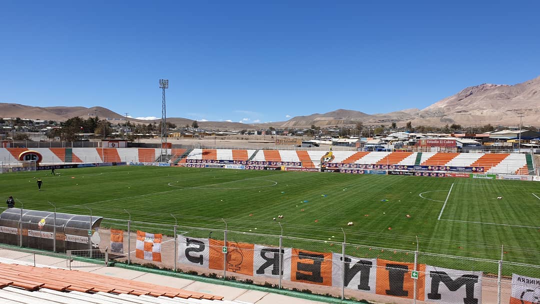 A casa do Cobresal, do Chile, é o Estádio El Cobre. O palco fica no meio do deserto do Atacama, na cidade de El Salvador, que tem apenas 8 mil habitantes. O estádio, no entanto, tem capacidade para mais que o dobro da população: 20 mil lugares.