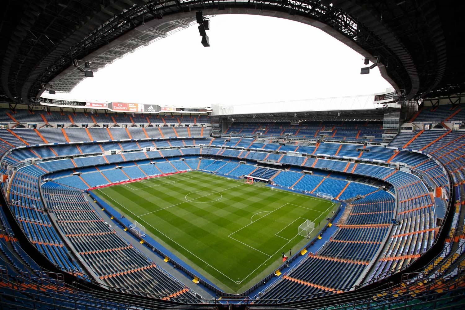 O Santiago Bernabéu, casa do Real Madrid, antes era chamado de Nuevo Estádio Chamartín, por causa da arena Chamartín, que ficava no mesmo terreno e era usada pelo Real Madrid até 1947. Em 1955, passou a se chamar Estádio Santiago Bernabéu para homenagear o ex-jogador e ex-presidente do clube Santiago Bernabéu Yeste, que revitalizou e expandiu o espaço.