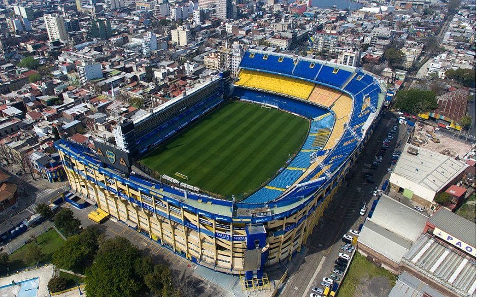 O estádio do Boca Juniors foi fundado em 1940 com o nome do presidente do clube à época, Camilo Cichero. Em 2000, o então presidente da Argentina, Mauricio Macri, decidiu mudá-lo para Estadio Alberto J. Armando, em homenagem a Alberto Jacinto José Armando, ex-presidente do clube que faleceu em 1988.