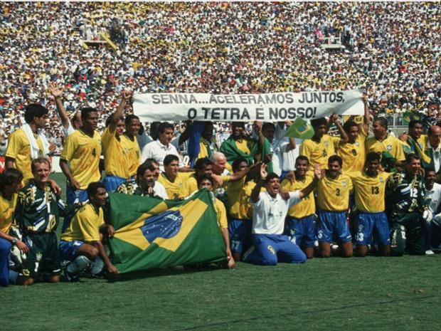 Em meio à euforia da conquista, os jogadores expuseram a faixa "Senna, aceleramos juntos. O tetra é nosso!". O piloto teve a luta por seu tetracampeonato mundial na Fórmula 1 interrompida por um grave acidente no GP de Ímola, que causou sua morte no dia primeiro de maio. A união entre Senna e a Seleção já havia ficado mais forte em 20 de abril. O astro da F1 deu o pontapé inicial do amistoso entre o Brasil e o Combinado PSG/Bordeaux, que terminou em 0 a 0.