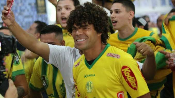 E por falar em gol, Camilo foi o jogador que precisou de menos minutos para estufar as redes na fase de grupos do Paulista. O meia, que agora defenderá a Ponte Preta, marcou cinco vezes, um a cada tento a cada 125 minutos em campo.